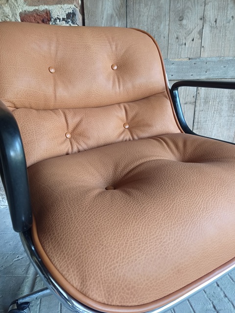 A comfortable new Pollock Knoll office chair