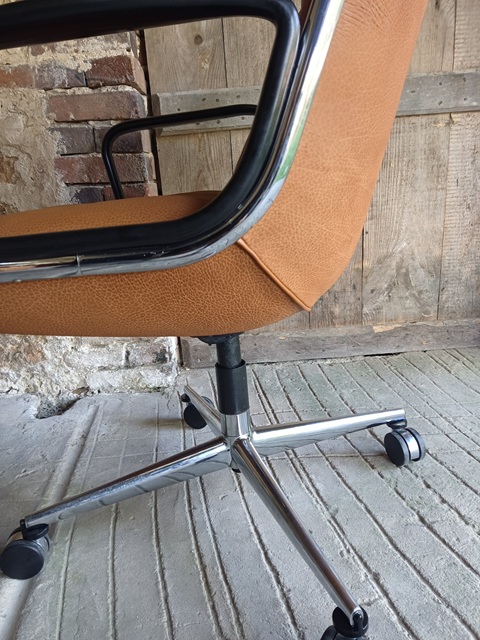 Le dossier du fauteuil de bureau Pollock gainage en cuir neuf