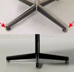 Les bouts des branches du fauteuil ont un plastique de protection, parfois manquant.