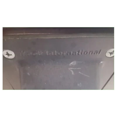 La plaque de fixation du piètement du fauteuil Pollock avec la mention Knoll Int.